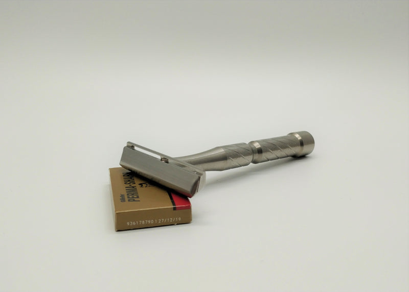 Blackland vector safety razor