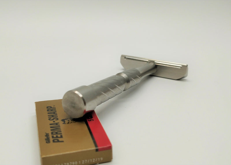 Blackland vector safety razor